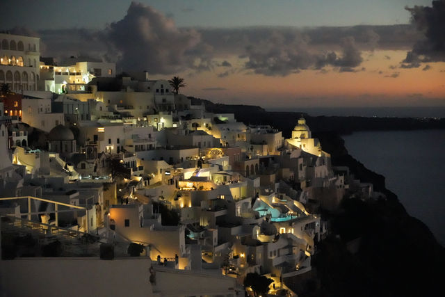 希臘聖托里尼・費拉小鎮｜午後到夜晚的藍白時光