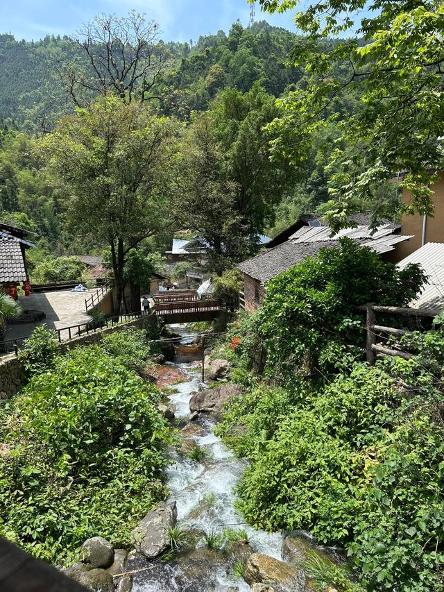 韶關必背瑤寨｜碧水青山映瑤寨 長鼓舞韻醉遊人