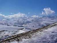 青海冬日神韻：拉脊山白雪裹雲，曠野藏清歡