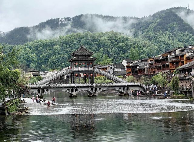 凤凰印象：沱江邊上的時光詩篇