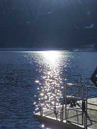 天山天池:在王母瑤臺間淬鍊億年寒玉的雲端鏡宮