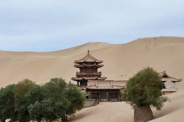 飛沙不落的月牙泉