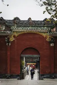 坐在祖廟的紅牆下，我拍到了佛山的魂。