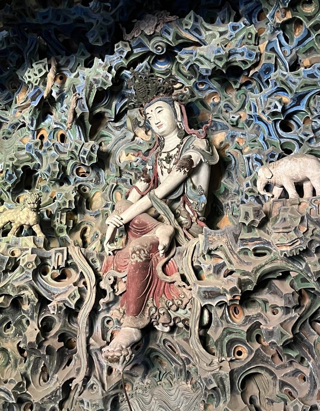 金秋銀杏下的千年古寺 金秋銀杏下的千年古寺