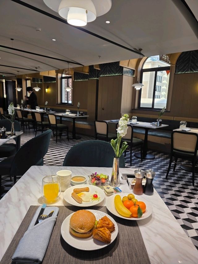 Отель с изысканным рестораном внутри. Отель с изысканным рестораном внутри.