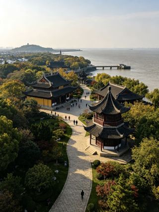 กระแสน้ำเชี่ยวกรากนำพาเสน่ห์ของเมืองโบราณ แม่น้ำโอบอุ้มสรรพสิ่ง และความรู้สึกของหยางกวนนั้นสัมผัสได้ชัดเจน