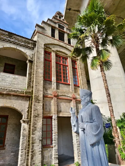 A hotspot for Republic of China–style outfits, the Matteo Ricci Church is perfect for casual photos