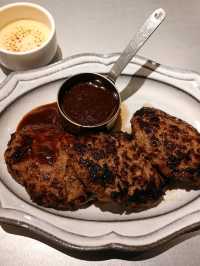 こだわりの炭火焼きハンバーグ・デミグラスソース