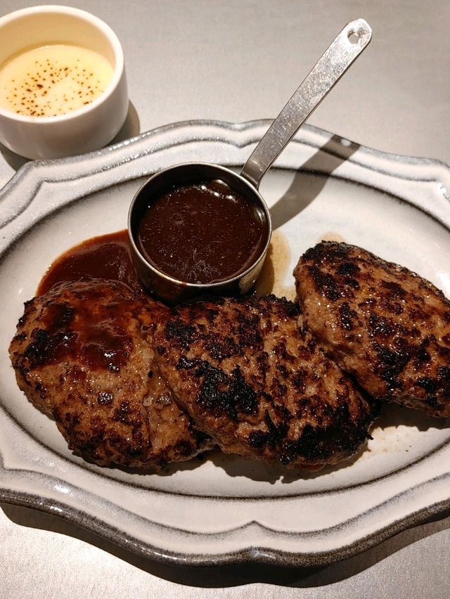 こだわりの炭火焼きハンバーグ・デミグラスソース