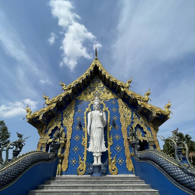 วัดร่องเสือเต้น (Blue Temple)