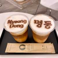 ソウル「明洞コーヒーハウス」のアイスラテが可愛い&生クリームとコーヒーの苦みが最高に美味しい