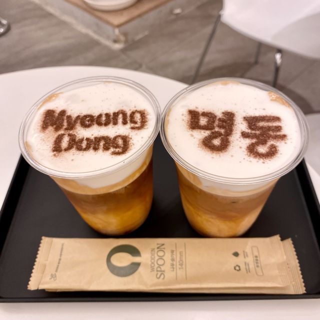 ソウル「明洞コーヒーハウス」のアイスラテが可愛い&生クリームとコーヒーの苦みが最高に美味しい