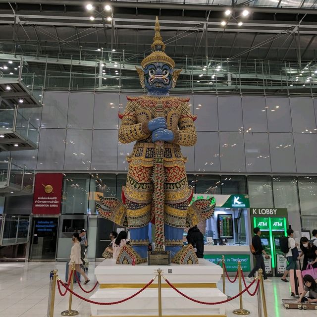 スワンナプーム国際空港は、２４時間お買い物出来るし、ラウンジが使えて、とっても便利で綺麗な空港