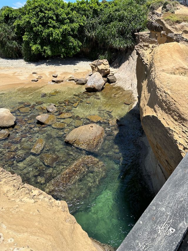 a geopark an hour away from taipei 🏞️🌿🌴