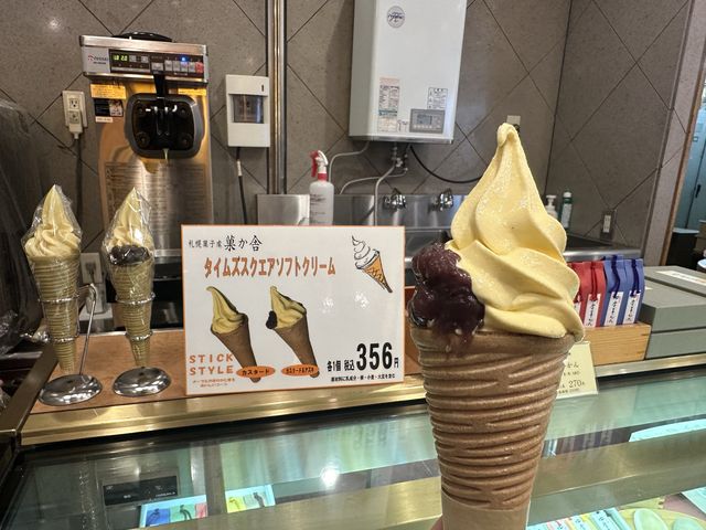 札幌・すすきの。NIKKAの看板の下でソフトクリーム食べれます『札幌菓子處 菓か舎 すすきの店』 