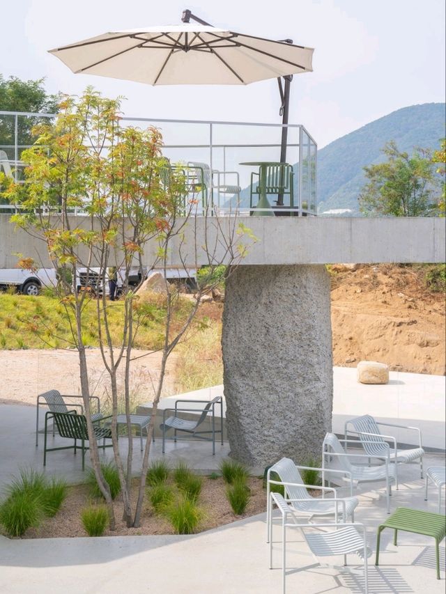 건축상을 수상한 콘크리트 월 카페
