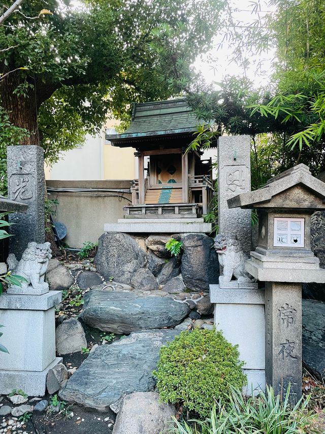 【大阪府/難波八阪神社】巨大な獅子がお出迎え