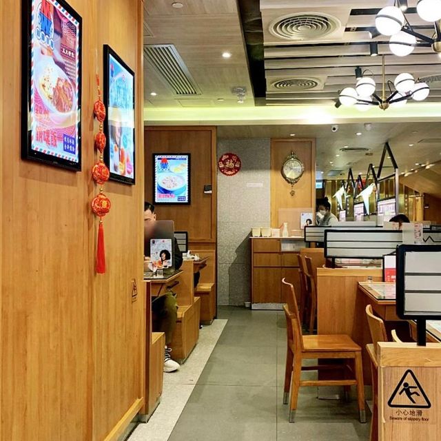 🍲地道香港早餐 | 奶茶沙嗲牛麵😋