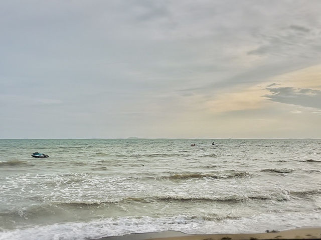 รับลมชมวิว ที่หาดจอมเทียนพัทยา Jomtien Beach 