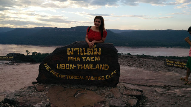 รับตะวันก่อนใครในสยามที่ผาแต้ม 