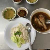 ข้าวมันไก่เจ๊อ้วน 🐔 ร้านในตำนานแห่งตลาดบางเขน