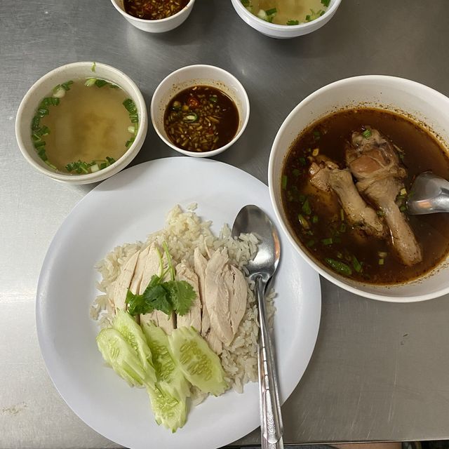 ข้าวมันไก่เจ๊อ้วน 🐔 ร้านในตำนานแห่งตลาดบางเขน