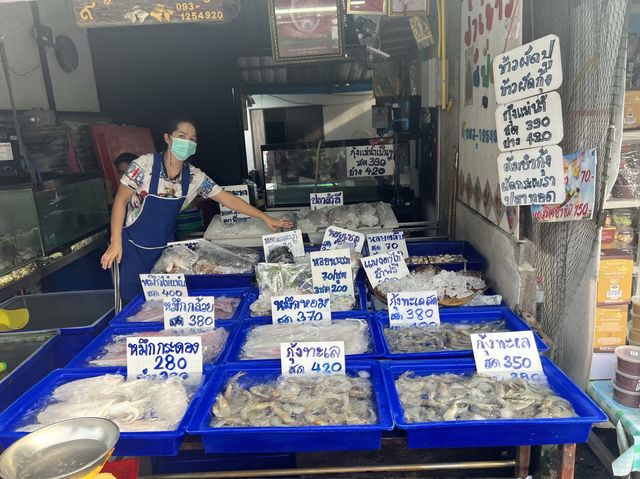 ตลาดชุมชนทางขึ้นวัดเขาตะเกียบ