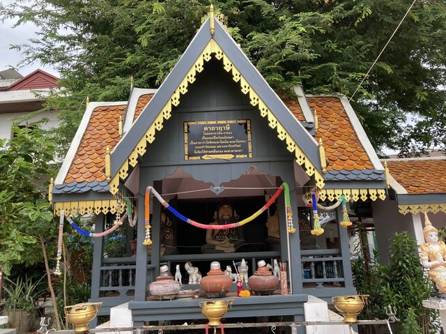 ‘วัดหมื่นเงินกอง’ เดินชมวัดสวยพร้อมขอสิ่งมงคล