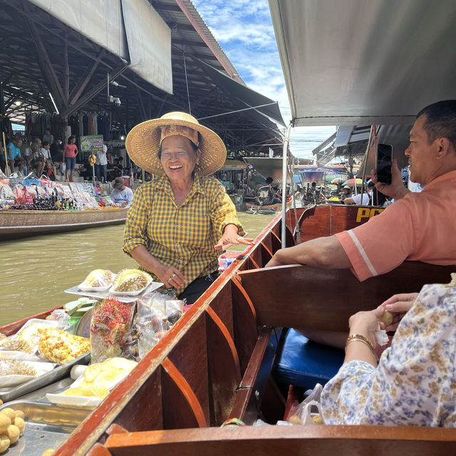 Damneon floating market!