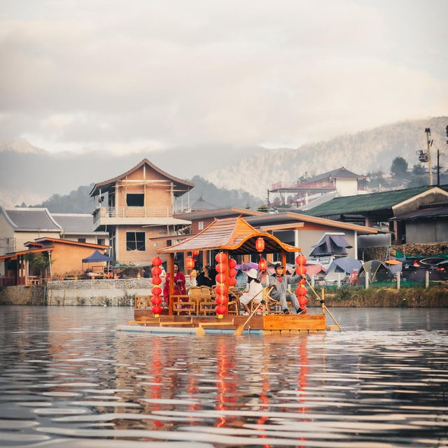 ลานกางเต็นท์ บนยอดเขา ที่บ้านรักไทย