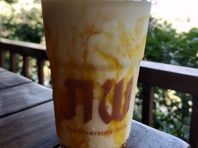 "ภพ" คาเฟ่ริมน้ำท่าจีน ในจังหวัดสุพรรณบุรี