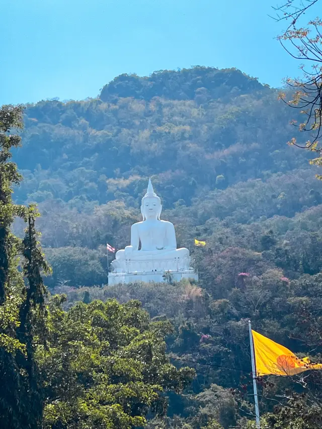 วัดเทพพิทักษ์ปุณณาราม หรือวัดพระขาว กลางดง