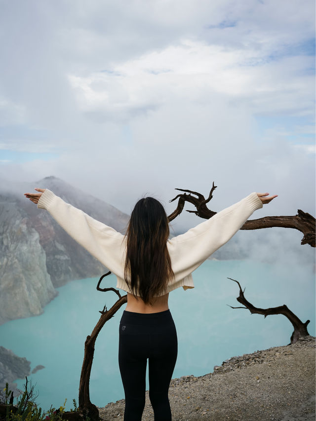 印尼 | 世界上極罕有湖水藍色嘅火山口湖🩵