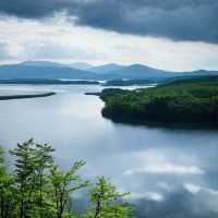 「三日月湖：湖光山色，與大自然連結」
