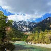 山中溪：清澈溪水與蒼翠山林的夢幻仙境，享受自然恬靜之美
