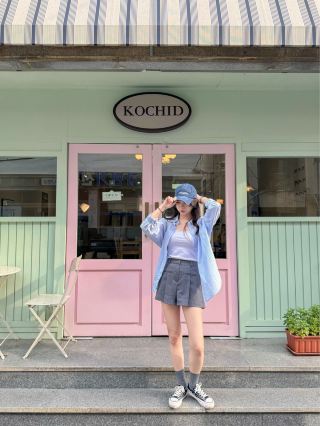 Эмоциональное кафе в пастельных тонах с милым щенком, Coached