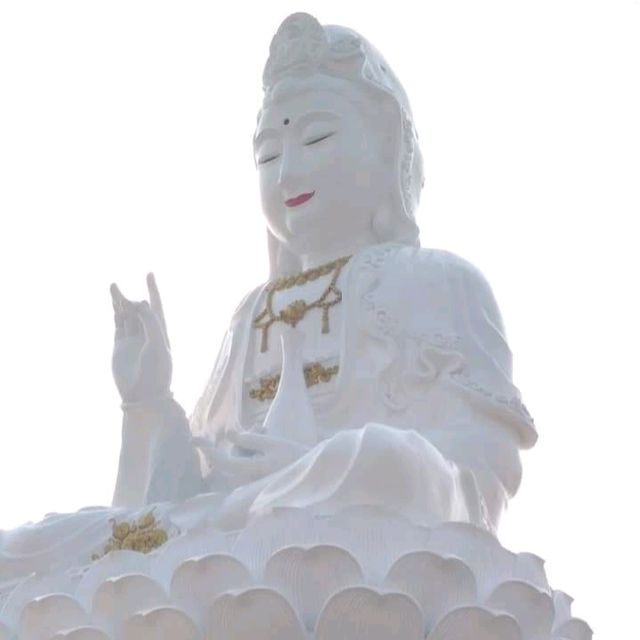 กราบพระโพธิสตว์เจ้าแม่กวนอิมที่วัดห้วยปลากั้ง