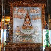 สักการะพระศรีศากยมุนี ที่วัดสุทัศนเทพวราราม 