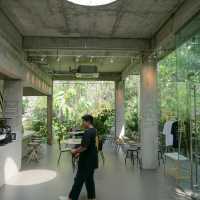 ปูรณ์ / POON คาเฟ่โอเอซีสสีเขียวกลางเมืองบางแสน