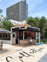 ร้านไอศกรีมที่หน้าโรงแรม Holiday Inn Pattaya
