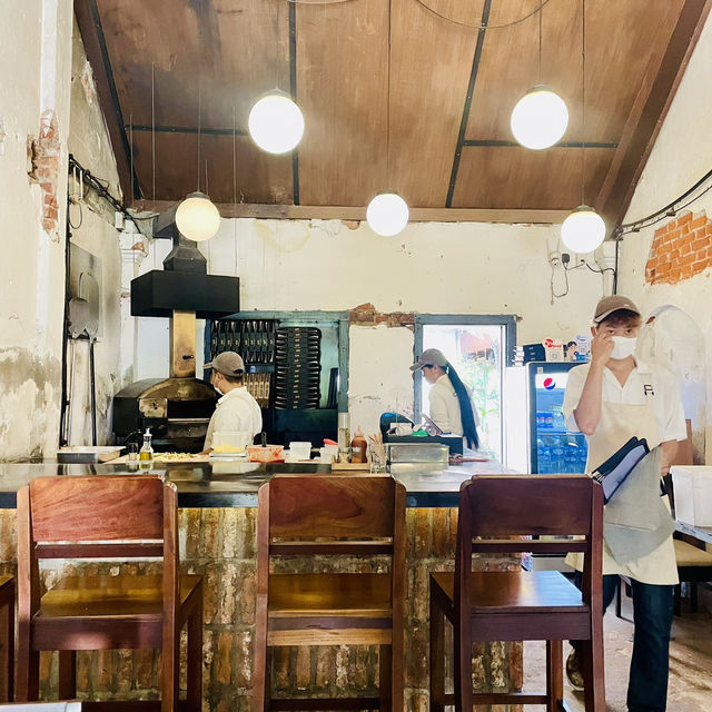 LONG PIZZA สะหวันนะเขต,ลาว