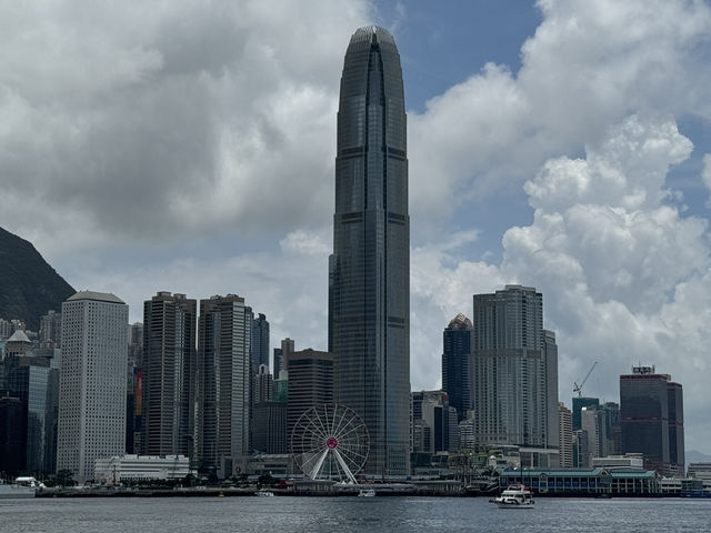 🌸 心靈的故鄉：金紫荊廣場的香港之旅 🌊