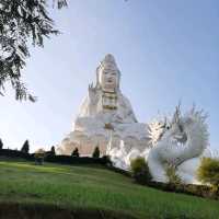 สักการะองค์พระโพธิสัตว์เจ้าแม่กวนอิม