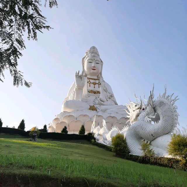 สักการะองค์พระโพธิสัตว์เจ้าแม่กวนอิม