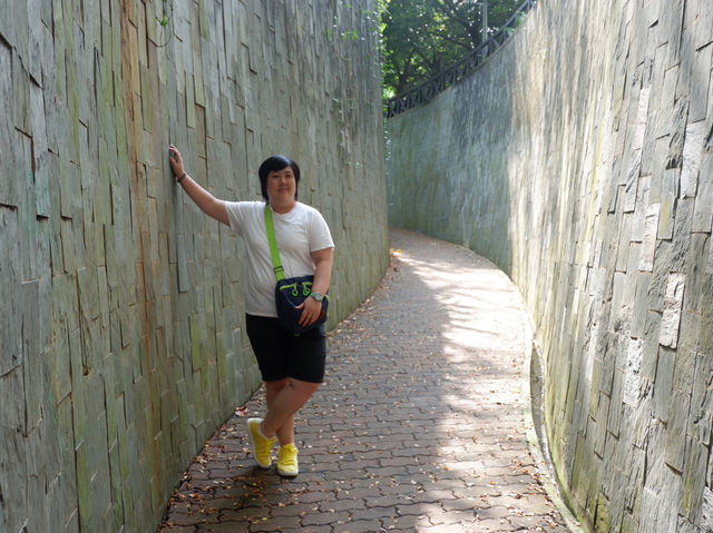 เดินเล่นในสวนที่ Fort Canning Park