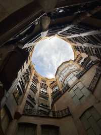 西班牙巴塞隆納｜米拉之家 Casa Milà：高第經典建築
