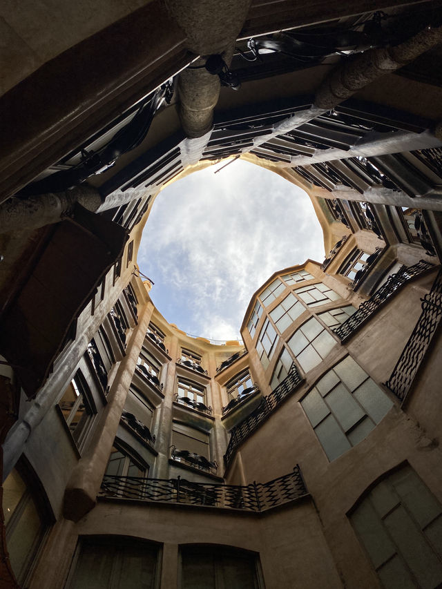 西班牙巴塞隆納｜米拉之家 Casa Milà：高第經典建築