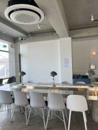 창문 넘어 탁 트인 바다뷰를 볼 수 있는 경주 오션뷰 카페