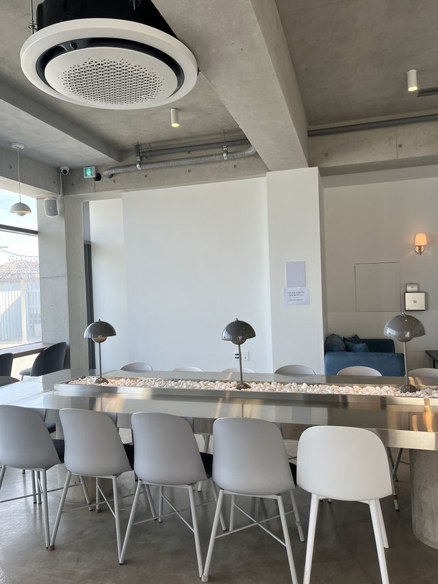 창문 넘어 탁 트인 바다뷰를 볼 수 있는 경주 오션뷰 카페 창문 넘어 탁 트인 바다뷰를 볼 수 있는 경주 오션뷰 카페