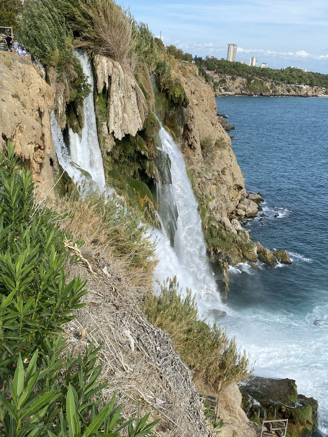 Waterfall that you don’t need to hike to see